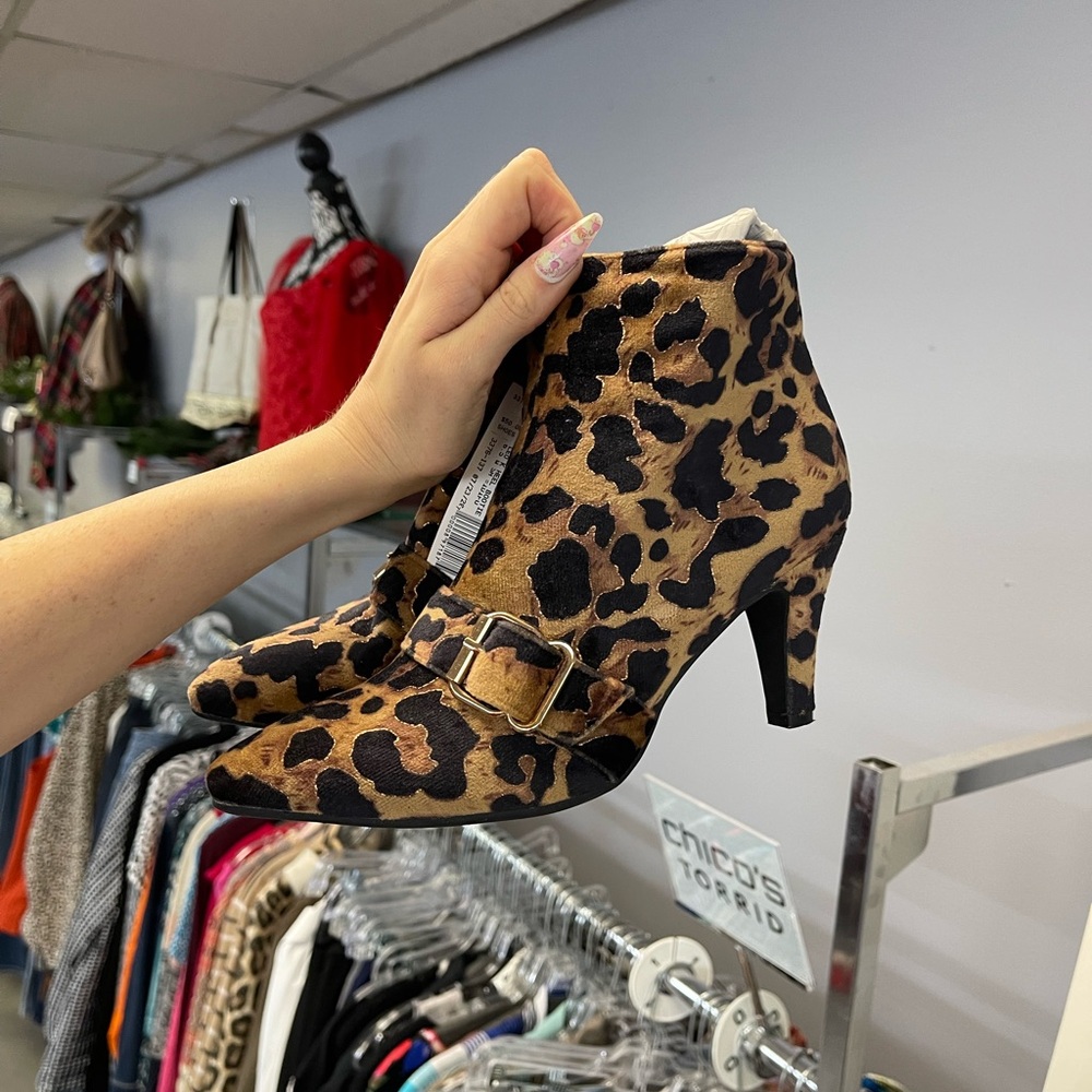 IDIFU Leopard Buckle Heeled Boots